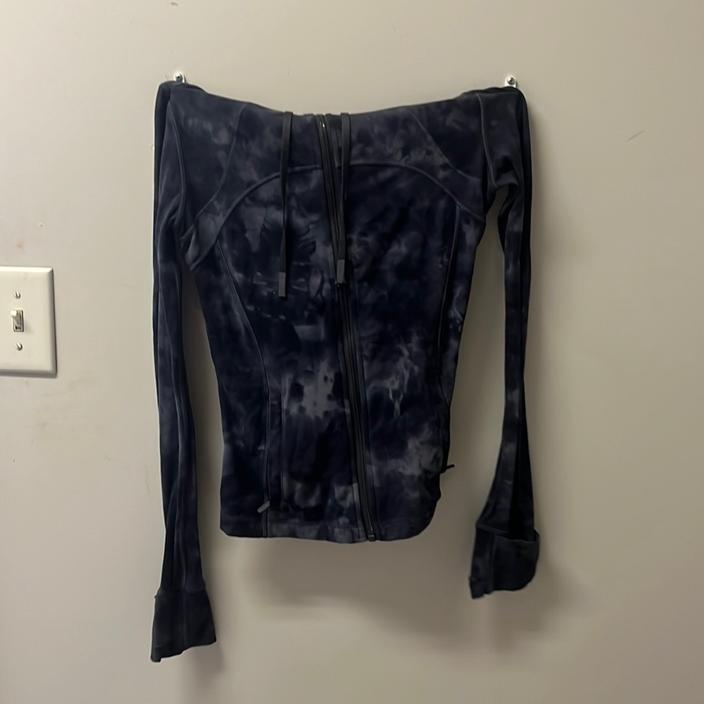 black pattered lululemon nulu jacket